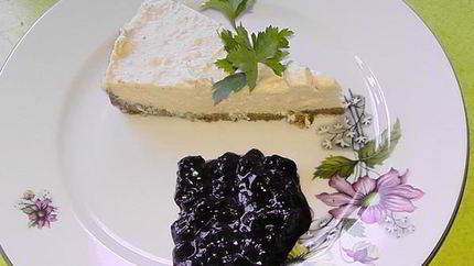 Мясной чизкейк с соусом из черной смородины