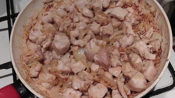 мясной чизкейк с соусом из черной смородины