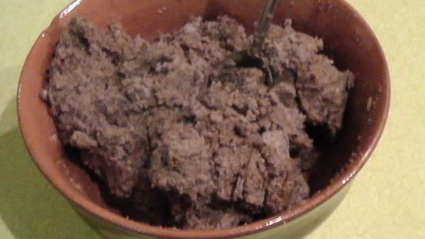 мясной чизкейк с соусом из черной смородины