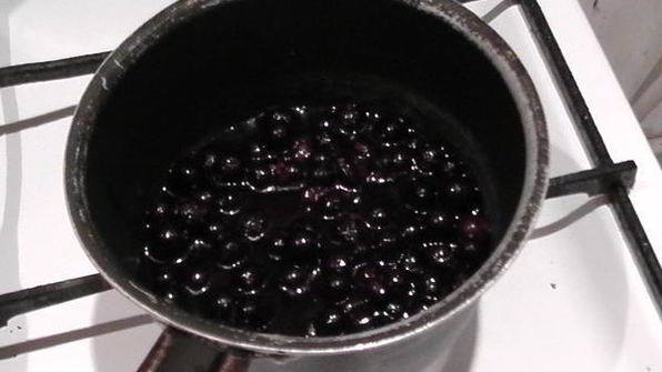 мясной чизкейк с соусом из черной смородины