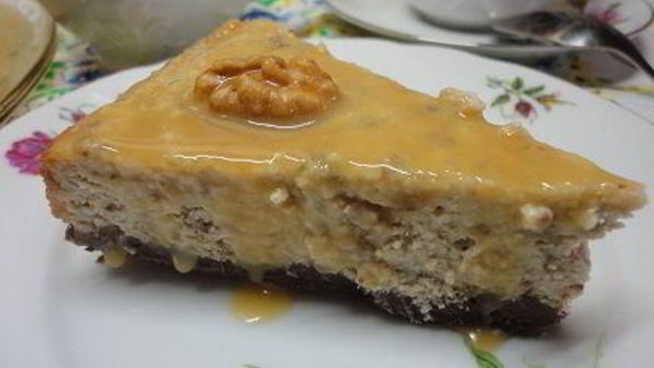 ореховый чизкейк с карамельным соусом