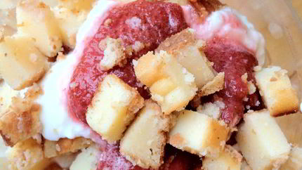 Парфе с йогуртом и кубиками чизкейка в клубничном соусе