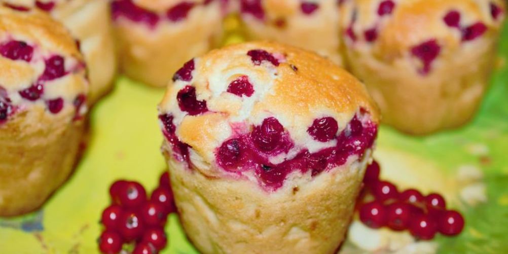 Рецепт французских кексов с красной смородиной