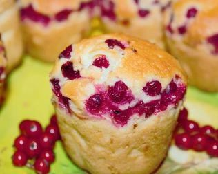 Французские кексы с красной смородиной