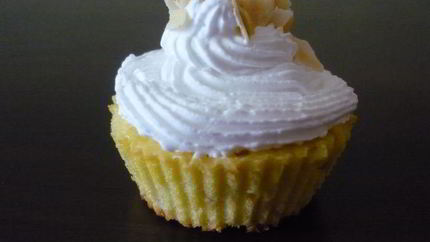 Капкейки с вишней и сливочным кремом