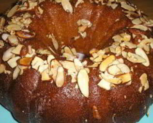 Кекс с ананасами, бананами и орехами