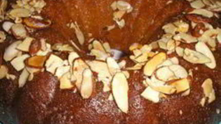 Кекс с ананасами, бананами и орехами