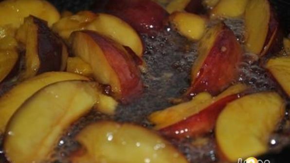 кекс с карамелизированными нектаринами