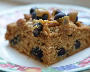 Кекс с ягодой и карамельной глазурью