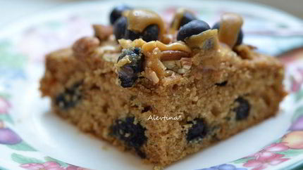 Кекс с ягодой и карамельной глазурью