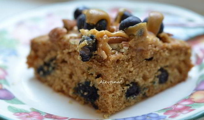 Кекс с ягодой и карамельной глазурью