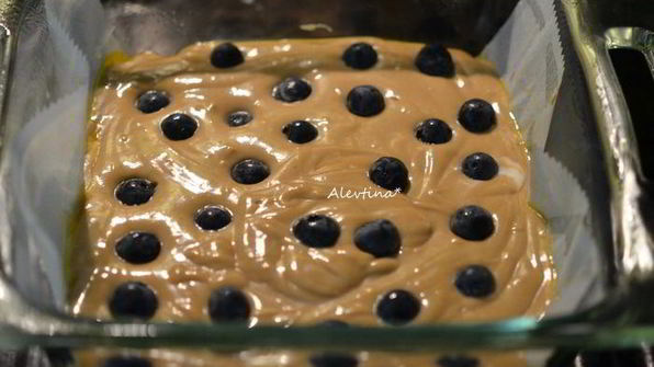 кекс с ягодой и карамельной глазурью