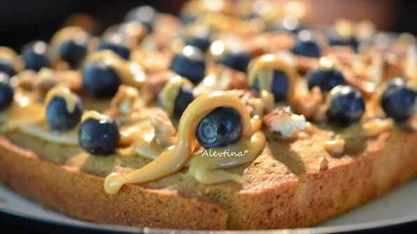 кекс с ягодой и карамельной глазурью