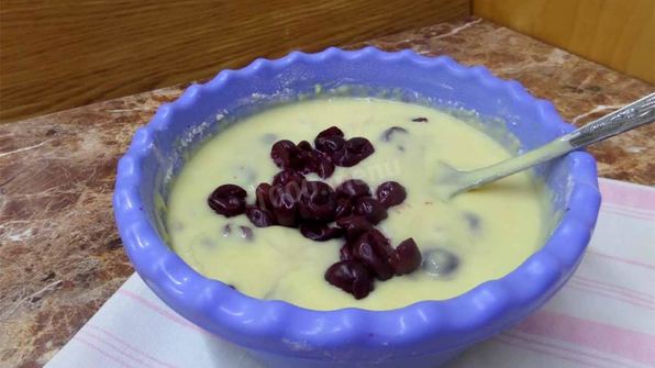 кекс с замороженной вишней на простокваше