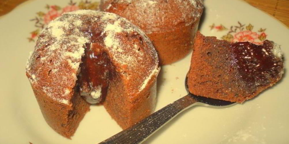 Рецепт кексов с жидкой шоколадной начинкой в формочках