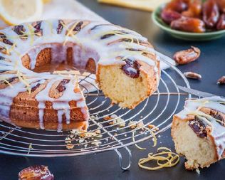 Лимонный кекс на манке с финиками и глазурью из йогурта