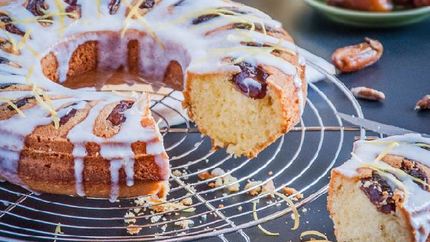 Лимонный кекс на манке с финиками и глазурью из йогурта