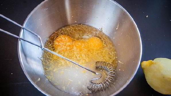 лимонный кекс на манке с финиками и глазурью из йогурта