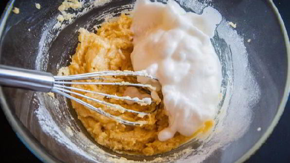 лимонный кекс на манке с финиками и глазурью из йогурта