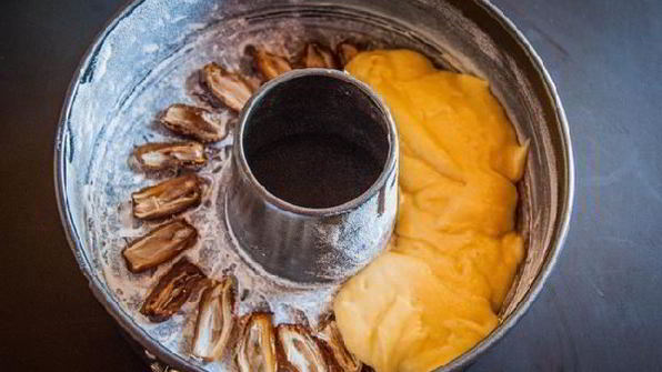 лимонный кекс на манке с финиками и глазурью из йогурта