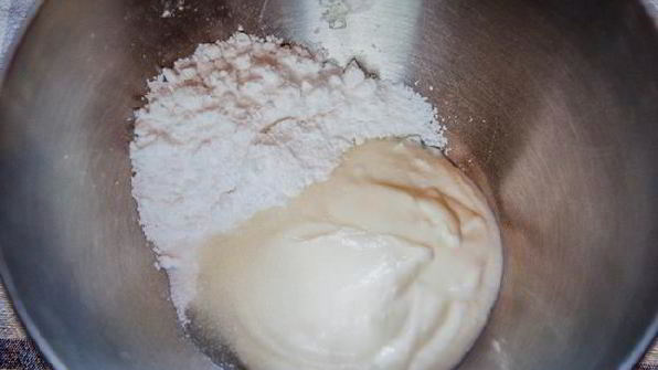 лимонный кекс на манке с финиками и глазурью из йогурта