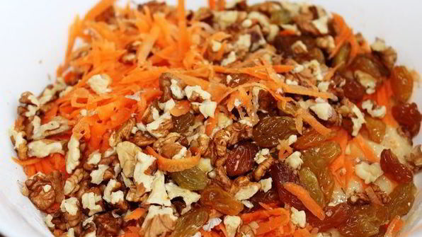 морковный кекс с грецкими орехами и изюмом