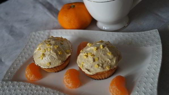 рождественские кексики с мандаринами и карамельным кремом