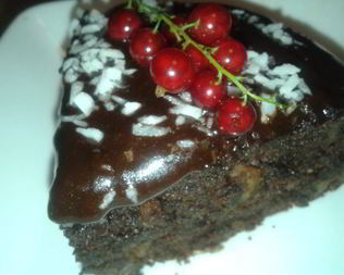 Шоколадный кекс с маком и орехами