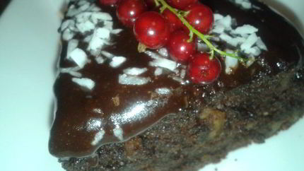 Шоколадный кекс с маком и орехами