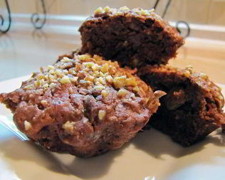 Шоколадные кексы с изюмом и яблоком