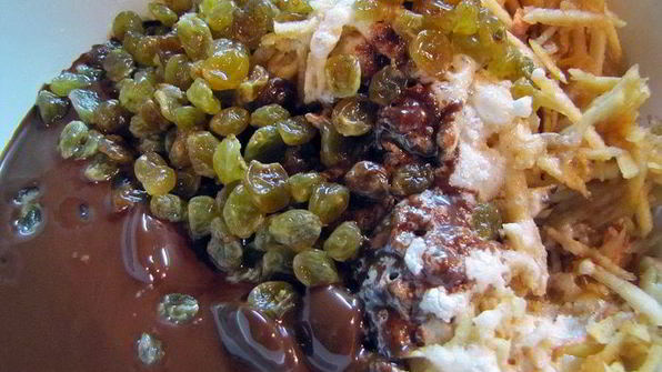 шоколадные кексы с изюмом и яблоком