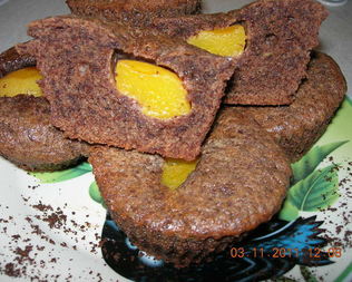 Шоколадные кексы с персиками