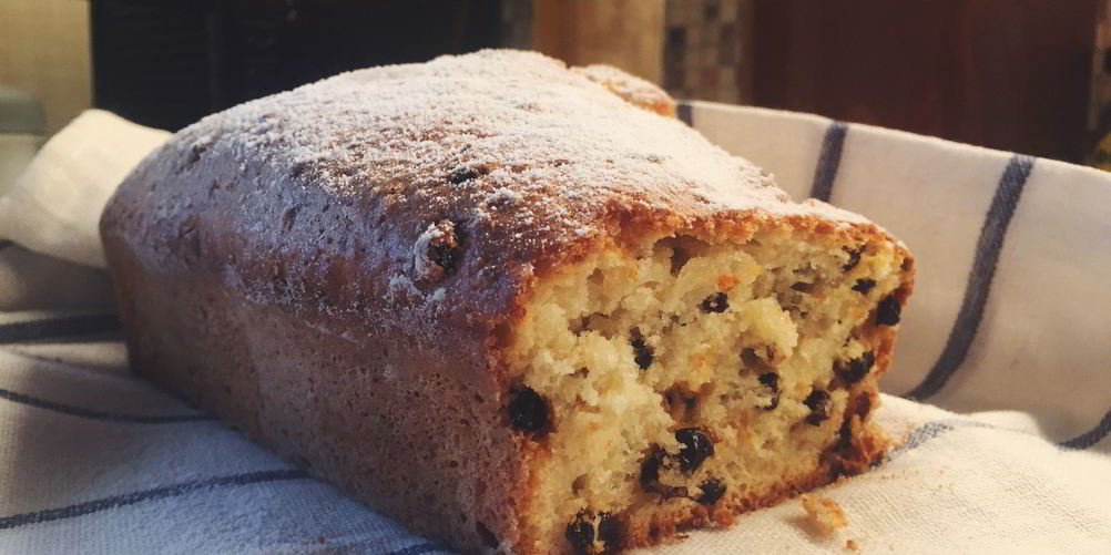 Рецепт творожного кекса с темным изюмом
