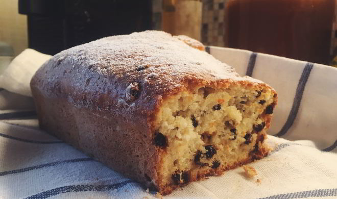 Творожный кекс с темным изюмом