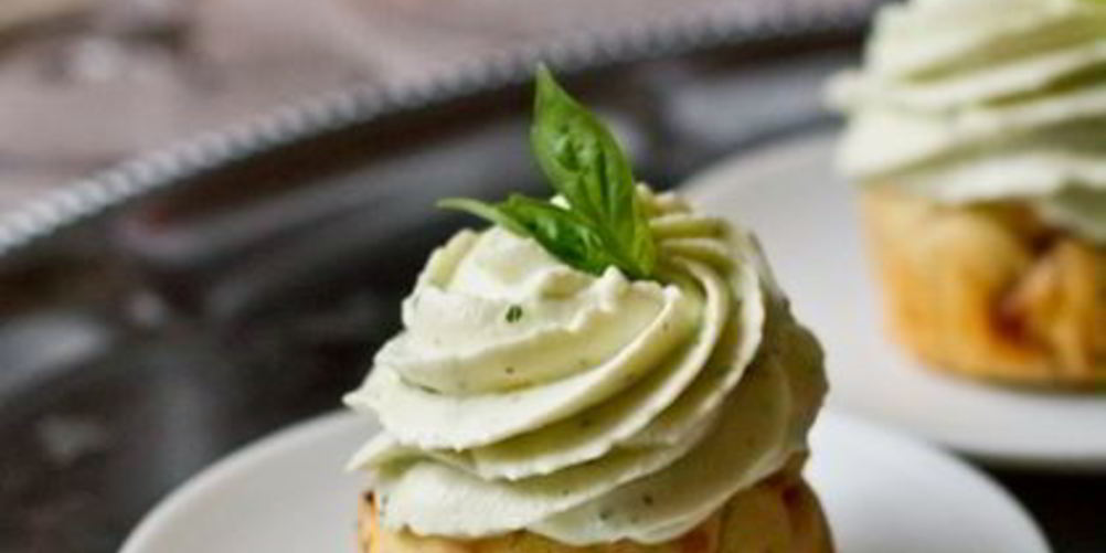 Рецепт закусочных капкейков со сливочно-базиликовым кремом