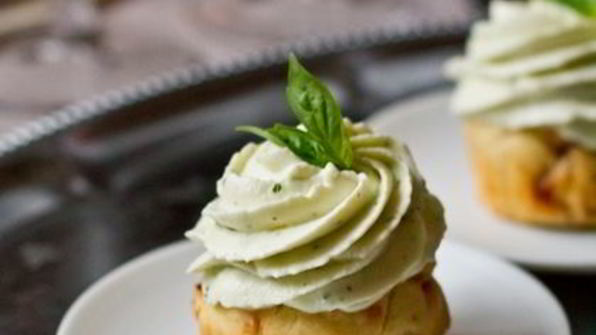 закусочные капкейки со сливочно-базиликовым кремом