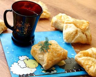 Хачапури из слоеного теста с сулугуни