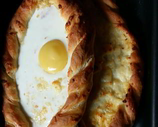 Хачапури по-аджарски с сыром сулугуни и яйцом