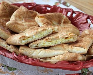 Хачапури с брынзой из слоеного теста