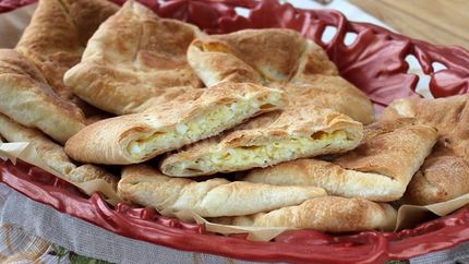 Хачапури с брынзой из слоеного теста