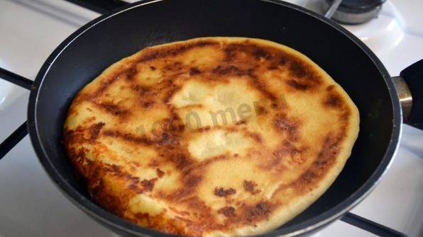 хачапури с творогом и сыром на сковороде