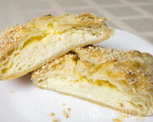 Хачапури с творогом из слоеного теста