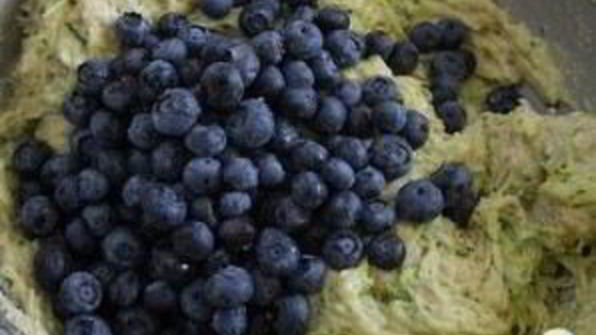 черничный хлеб с цуккини