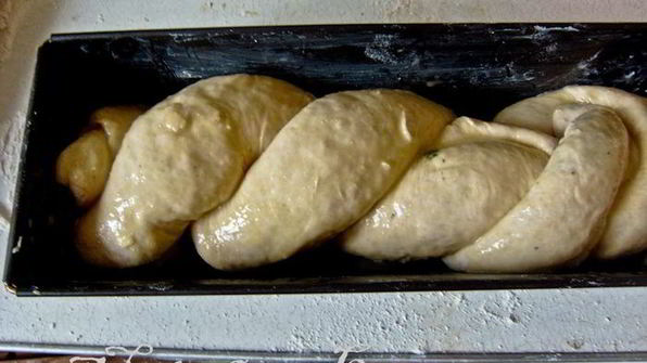 домашний хлеб с ароматными травами