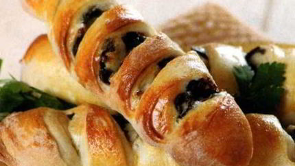 Домашний хлеб с беконом, маслинами и оливками