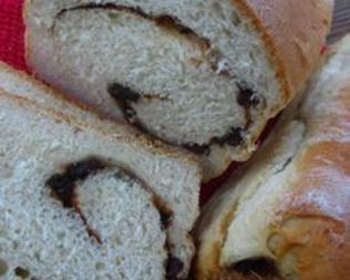 Хлеб с изюмом и корицей