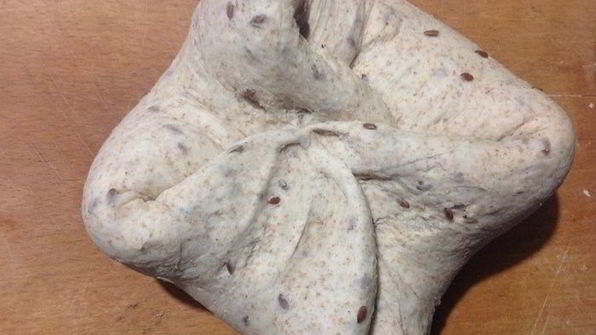 хлеб с семенами льна и цельнозерновой мукой