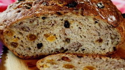 Хлеб с сухофруктами и орехами