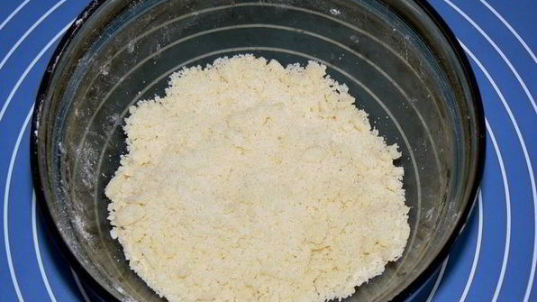 хлеб со штрейзелем и смородиной