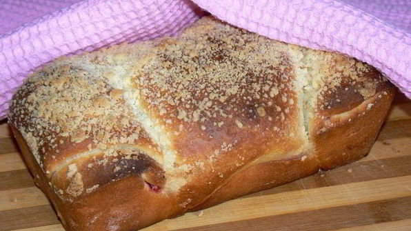 хлеб со штрейзелем и смородиной